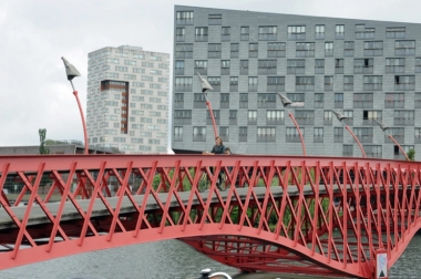 自転車と歩行者専用の橋『ラーゲ・ブルク』。水路や運河が無数に入り組むアムステルダムならではの橋だ　　　　　　　　　　　　　