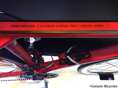 マイヨ・ロホカラーのUltimate CF SLXのトップチューブ  ©Canyon Bicycles