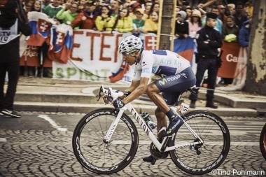 2015 ツール・ド・フランス最終第 21 ステージ、シャンゼリゼの石畳を走るナイロ・キンタナ