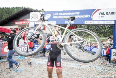 2015 UCI XC マラソ ン世界選手権で優勝したアルバ ン・ラカタ選手