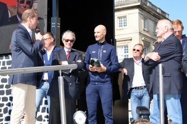 元ＡＳＯレースディレクターのジャンマリー・ルブラン、現レースディレクターのクリスティアン・プリュドム、そしてベルナール・イノーがボーネンにプレゼントを贈った