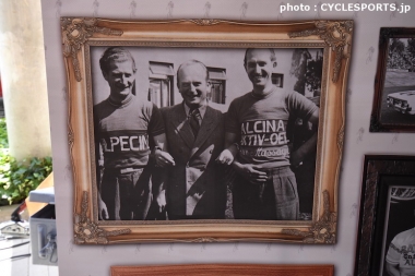 ポップアップ理髪店には、自転車競技好きだった創始者の息子さんが当時のチームの選手と記念撮影している写真が飾られていた