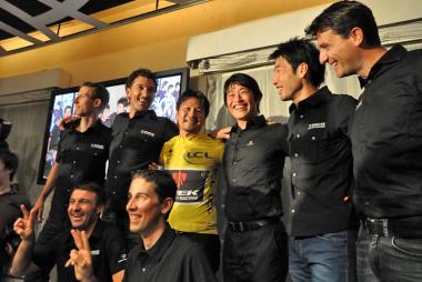 トレック・ジャパンの田村社長がその場でマイヨ・ジョーヌに袖を通し、チームのみんなと記念撮影におさまった