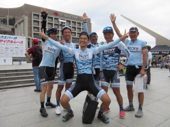 チーム「ベッキーシクロクロス」。京都のサイクリストで知らないひとは、いないと言われる「ベッキー人形」に会いに行く練習仲間で結成された異色のチーム