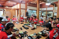 寄居町日本の里　風布館で昼食を囲む　Photo：サイクルスポーツ編集部