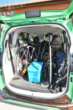 TERZOの車室内用サイクルキャリアを使用してロードバイク2台を積載。リアハッチ側にはタイヤハウスがあり2台積み用キャリアの幅が入りきらないため、フロントシート側にセット