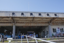 港の目の前には沖島漁業会館がある。地元特産物を使った弁当・菓子などが販売されている。沖島漁業組合 0748・33・9511