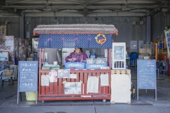 何とも懐かしさを漂わせる漁協の売店。「沖島えびせんべい」、沖島芋焼酎の「沖のしずく」などが手に入る