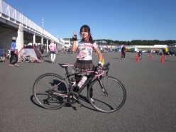 カラフルなウエアとブラック／ピンクでまとめたバイクが印象的な吉村さん。エンデューロを走った
