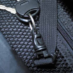内部のメッシュポケットに鍵などをつけられる、取り外し式キーフック付き