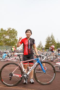 女子Ａ優勝の土屋さん。自慢のバイクは日本で数台しかない限定モノ