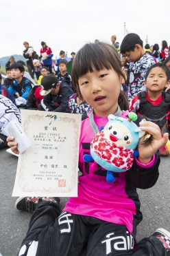 優勝者には各賞のメダルと大東建託の公式キャラクター「だいとくん」のぬいぐるみが贈られた。写真はガールズ5-8歳クラス優勝の中村優里
