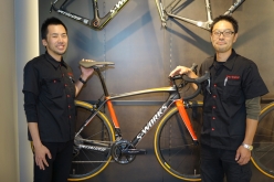 店長の小林祐希さん（右）とスタッフの齋藤洋平さん。豊富な経験に裏打ちされた的確な助言や確かな技術は言うに及ばず、休日にもバイクライフを満喫し、それを日々の業務に生かしている
