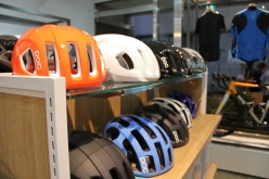 店内にはレリックの商品だけでなく、POCのヘルメットやアイウエアも揃う