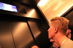 展望デッキに登るエレベーターで表示を見るTJ