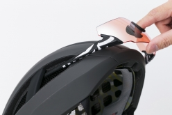 アイウエアブランドだけに外したサングラスをヘルメットに収納できるように設計。コロイドパネルとアウターフレームの間にテンプルが差し込める 