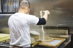 松製麺所にて、目の前でうどんがダイナミックに茹で上げる！