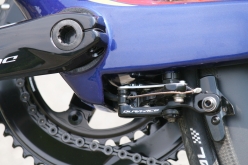 リムブレーキモデルのリヤブレーキはBB下にマウントされる。ブレーキの前側には空気抵抗低減のためのカバーが