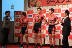 チームの中堅選手が呼ばれ、栗村さん（写真左）と共に今シーズンのレースを振り返る。大久保選手の勝利シーンも動画で紹介された