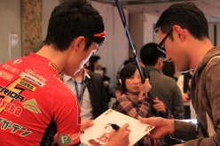 増田選手の周りにはいつもファンがたくさん。常に笑顔で対応していた