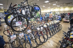 総勢100台以上のロードバイク・MTB・クロスバイクなどが店舗に並ぶ