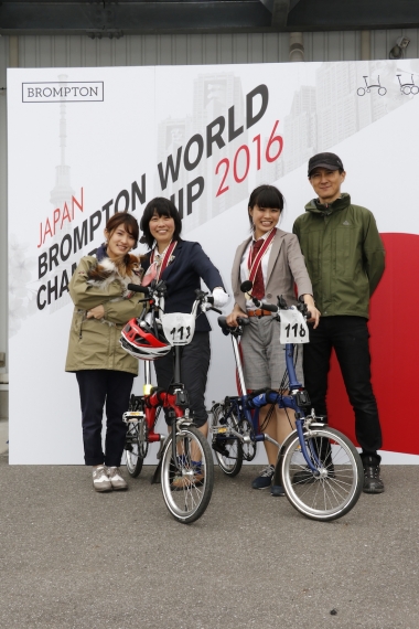  山中千夏子さん(写真中央左)と、山中萌絵さん(写真中央右)はＢＷＣに初参加。昨年神宮外苑で行われたレースを見て興味を持ったそうだ。今回は応援する家族も含めて４人で会場へ