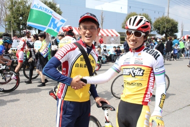 渡辺先生（左）とＥ１で優勝した岡篤志（右）