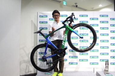キナンサイクリングチームの中島康晴選手。メガネと自転車といえばナカジ、とは本人談