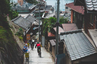 尾道を象徴する坂道を下る選手たち Suguru Saito/Red Bull Content P