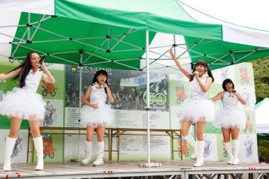 メイン会場「おもごふるさとの駅」に、地元愛媛県の農業アイドル「愛の葉ガールズ」が登場