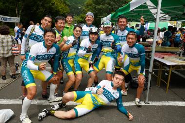 伊予銀行サイクリングチームが出走。藤井晋平さんは「天候に恵まれて、石鎚山のすばらしさを体全体で感じることができました！」