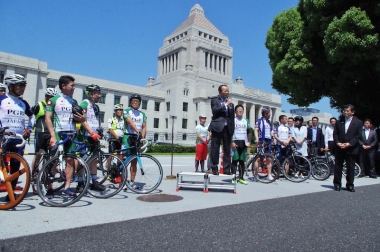 式典であいさつする自転車活用推進議員連盟の会長代行、河村建夫議員