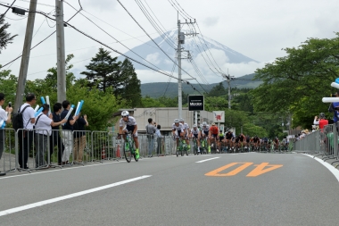 富士を背に集団はキナンサイクリングチームがコントロール