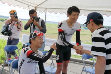 前年度TTチャンピオンの西薗良太と握手する近谷