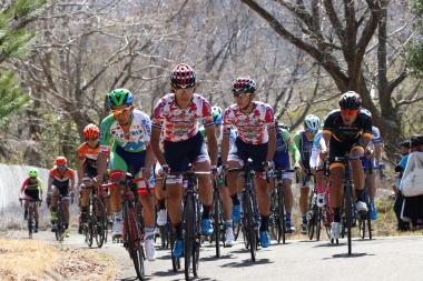 修善寺ロードレース2日目に出走した小野寺選手（右）は、集団前方で雨澤選手（左）とともにコントロール