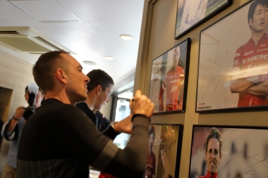 1階には、今回出場した選手一人一人の写真が飾られ、そこにサインを入れていた