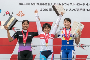 女子ジュニアのチャンピオンは岩元、U17のジャージは2位に入った渡部が手にした