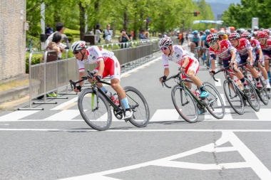 宇都宮ブリッツェンとともに日本ナショナルチームのメンバーが集団牽引に加わった