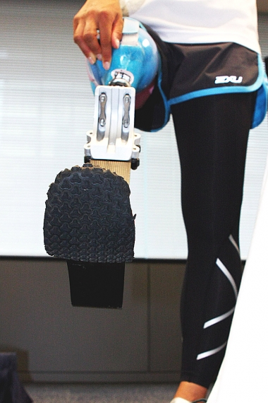 秦選手のスポーツ義足は、ヒザを省いた特殊な造り