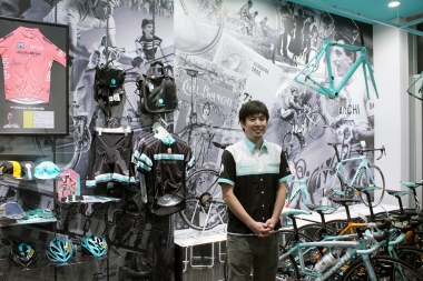 早川店長と店内内観。左上のマリア・ローザは、今年のジロでスティーブン・クルイスウエイク（チームロトＮＬ・ユンボ）が実際に着用したもの