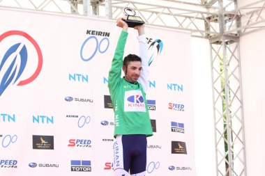 総合優勝を決めたマルコス・ガルシアがNTNのベアリングトロフィーを掲げる