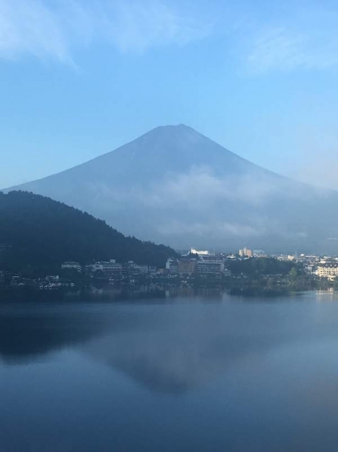 先日、スタッフがロードバイクコースを試走。早朝の「逆さ富士山」を拝んで、美味しい天然水を飲みながら走ってきました