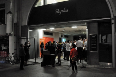 アフターパーティーはオリオン通りに面した『Raphaポップアップ宇都宮』で開催された
