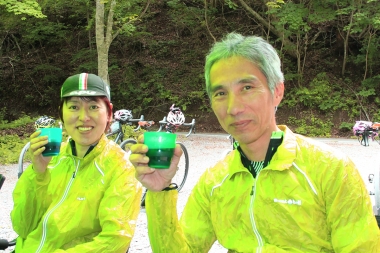 東京から参加した本間さん(左)と平野さん(右)。大自然の中で食後のコーヒーブレイク 東京から参加した本間さん(左)と平野さん(右)。大自然の中で食後のコーヒーブレイク