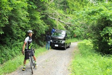 サポートカーが倒木にひっかかってしまった！なぜかテンションの上がるカズさん。この後の一流の上りでの引きを見せてくれた