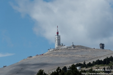 モン・バントゥ山頂はミストラルの強風が吹き荒れていた(Photo: YAZUKA WADA)　　　　　　　　　　　　　　　　　　　　　　　　　