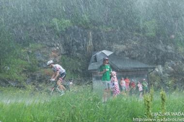 氷雨の中、一人ゴールを目指すドゥムラン(Photo: YAZUKA WADA)