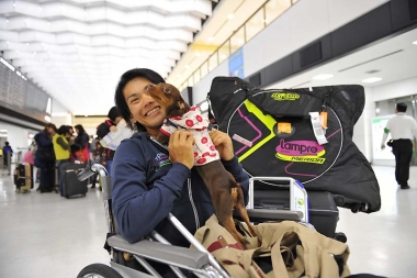 帰国し空港で出迎えた愛犬コリンと久々に対面して笑顔の新城。　Photo  Hitoshi OMAE