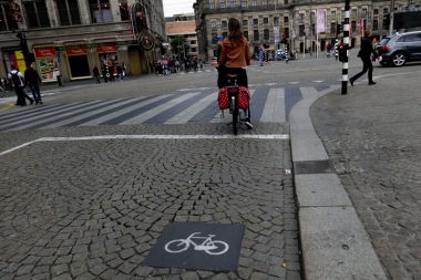 アムステルダムは旧市街地の車道にも自転車レーンがある　　　　　　　　　　　　　　　　　　　