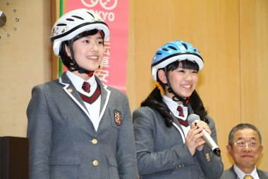 「さくら学院」中等部3年の倉島颯良さん（左）と黒澤美澪奈さん（右）